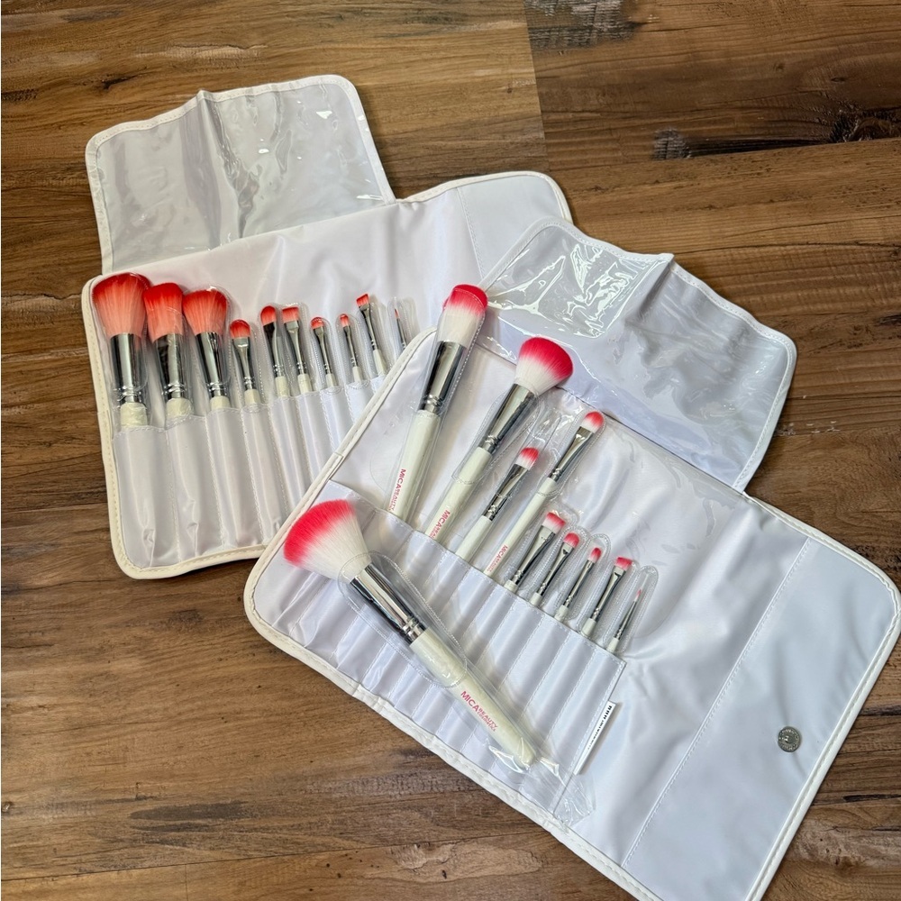 Professional Makeup Brush Set with White and Pink Bristles